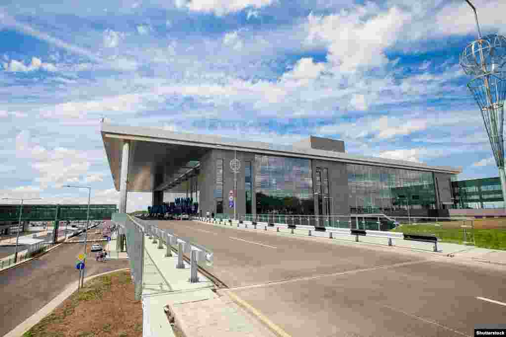Ova fotografija iz juna 2012. prikazuje zgradu terminala Međunarodnog aerodroma Sergej Prokofjev u Donjecku ubrzo nakon njegovog otvaranja u maju te godine.