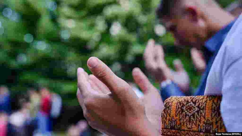 Vjernici za vrijeme bajramske molitve ispred Velike džamije u Prištini. &nbsp;