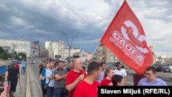 Radnici Gradskog saobraćajnog preduzeća u šetnji Brankovim mostom u Beogradu, 27. maj 2024.