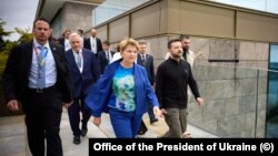 Швейцариянын президенти Виола Амхерд жана укриан президенти Владимир Зеленский. Бюргеншток, 15-июнь, 2024-жыл.