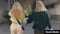 „A lányaink harcolnak, tudják, hogy nincs visszaút számunkra. A válaszunk arra, hogy erőszakkal akarják ránk erőltetni a hidzsábot, az, hogy nem!” – mondta egy teheráni nőjogi aktivista