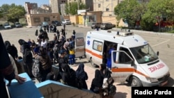 نیروهای امدادی در یکی از مدارس هدف مسموم‌سازی‌های مشکوک در شهر مشهد