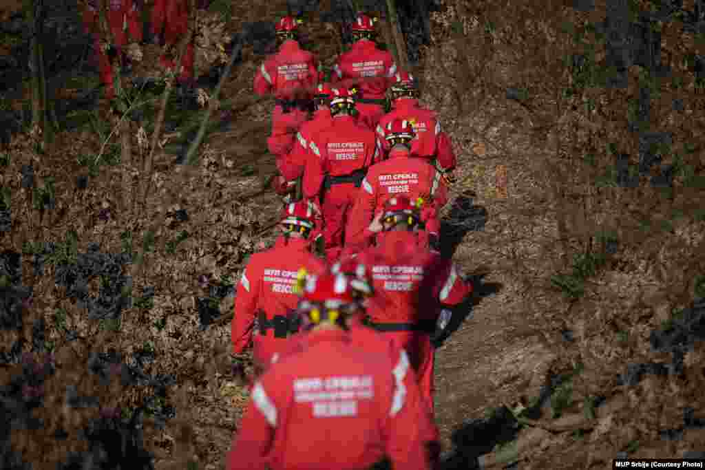 U potrazi za nestalom dvogodišnjom Dankom Ilić u mestu Banjsko Polje, kod Bora na istoku Srbije, angažovana su dva specijalistička tima MUP-a Srbije iz Beograda i Novog Sada za spasavanje iz ruševina.