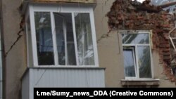 У ніч на неділю російські війська завдали ракетного удару по навчальному закладу в Сумах. Двоє людей загинули і двадцятеро – постраждали (фото ілюстративне)