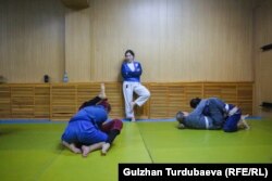 Машыктыруучу Айжан Кадырбекова (ортодо).