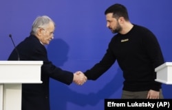 Учурда Мустафа Жемилев – Украина президентинин крым татар элинин иштери боюнча ыйгарым укуктуу өкүлү. Мустафа Жемилев президент Владимир Зеленский менен кол алышып учурашууда. Киев, 7-апрель, 2023-жыл. 