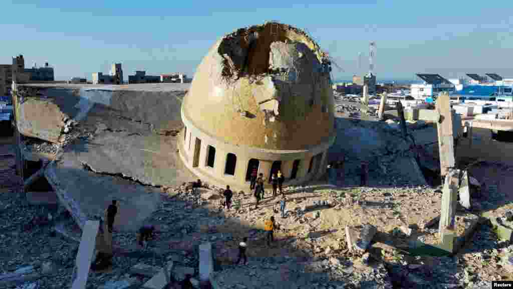 Romokban heverő mecset&nbsp;a Gázai övezet déli részén fekvő Hán Júniszban 2023. november 29-én.&nbsp;A konfliktus október 7-i kezdete óta a Gázai övezetben közel negyvenezer épület, vagyis a konfliktus előtti épületek mintegy 18 százaléka sérült vagy semmisült meg &ndash; derült ki az ENSZ kedden közzétett értékeléséből