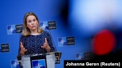 Джуліан Сміт поспілкувалася з журналістами напередодні зустрічі міністрів оборони країн НАТО 15 лютого.