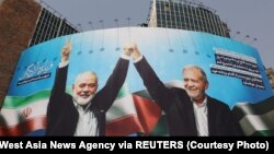 ХАМАСтын лидерлеринин бири Исмаил Хания менен Ирандын президенти Масуд Пезешкиандын Тегерандын көчөсүндө илинген сүрөтү.