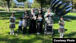 Хонаводаи Низомиддин Насриддинов дар назди бинои СММ дар Бонн