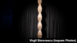 Coloana Infinitului, variantă în lemn, Centre Pompidou Paris, expusă la Timișoara până în ianuarie 2024. 
