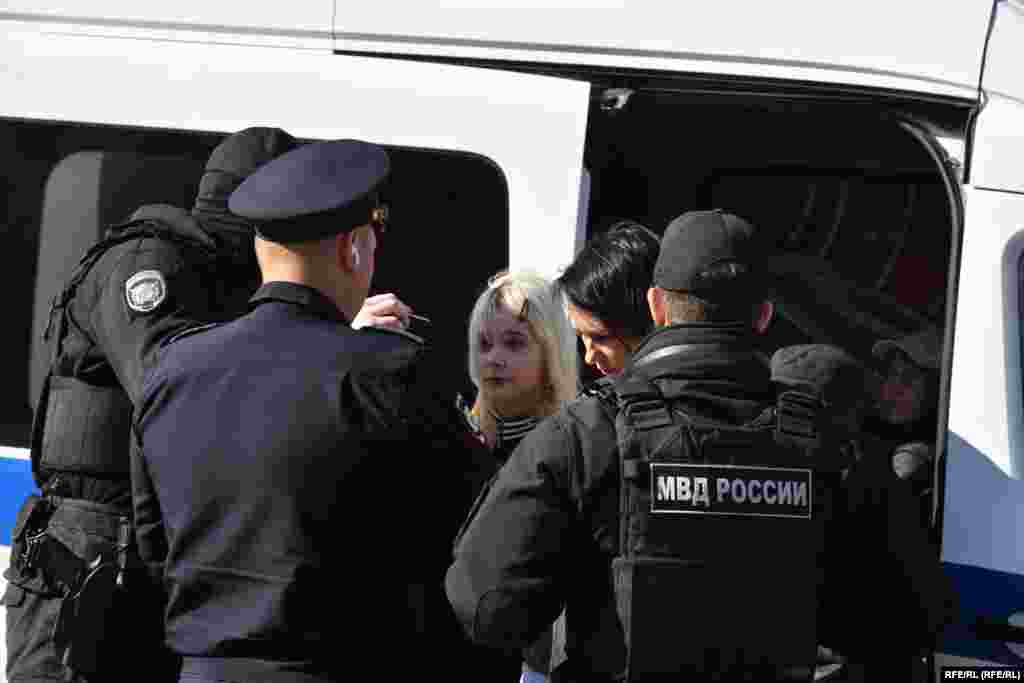 Őrizetbe vesznek egy tüntetőt Szentpétervárott &nbsp; 