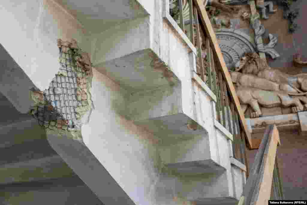 O balustradă de pe care s-a desprins tencuiala.&nbsp;