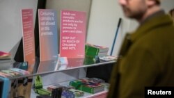 Informacije o proizvodima od kanabisa na otvaranju prve legalne prodavnice marihuane za rekreativne svrhe, Menhetn, Njujork, decembar 2022.