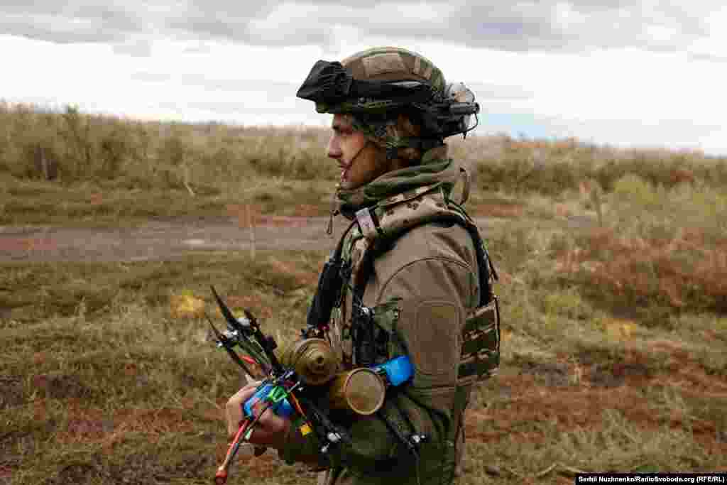 Військові йдуть від авто декілька кілометрів, щоб &laquo;не палити&raquo; позицію, несучи із собою кілограми різного обладнання