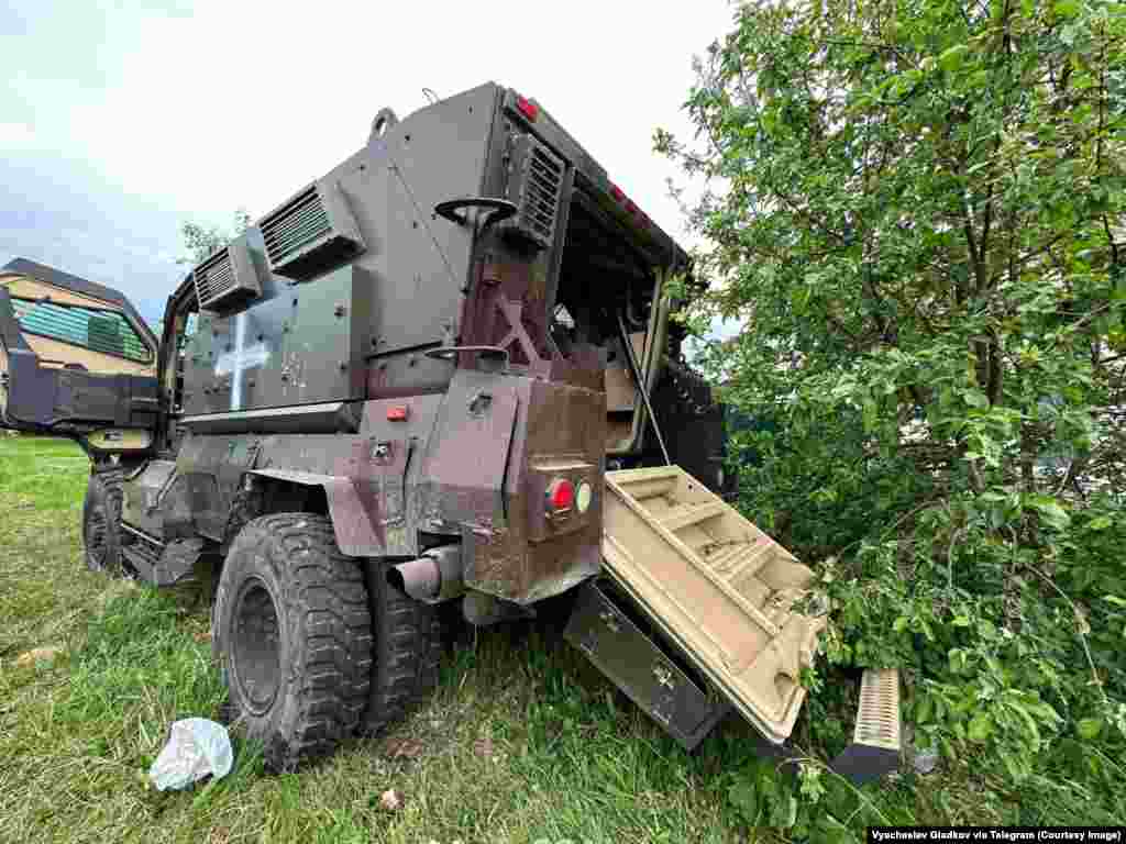 Printre fotografiile lui Gladkov se află șli cea reprezentând un vehicul rezistent la mine MaxxPro MRAP MRAP de concepție americano-israeliană, care a fost aparent abandonat în timpul luptelor din regiunea Belgorod. &bdquo;Am văzut unele dintre relatările care circulă pe rețelele de socializare și în alte părți, în care se afirmă că în aceste atacuri au fost folosite arme furnizate de SUA. Suntem sceptici în acest moment în ceea ce privește veridicitatea acestor informații&quot;, a declarat purtătorul de cuvânt al Departamentului de Stat, Matthew Miller, în cadrul unei conferințe de presă la 23 mai. &bdquo;Ca principiu mai general, așa cum am mai afirmat, nu încurajăm și nu permitem lovituri în interiorul Rusiei, și am spus acest lucru în mod clar. Dar, repet ce am mai spus: depinde de Ucraina să decidă cum să ducă acest război&quot;, a adăugat Miller.