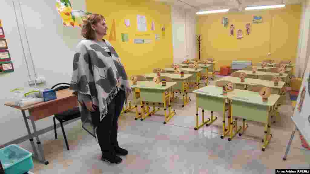 A föld alatti iskola tanterme. A harkivi gyerekek többsége online tanul, néhány osztály a város metróállomásain. A helyszűke miatt ezeket nem minden gyermek tudta igénybe venni