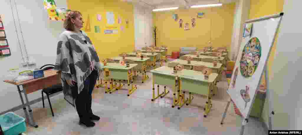 O sală de clasă pentru elevii mai mici. Majoritatea copiilor din Harkov învață online. Mai multe săli de clasă au fost deschise în stațiile de metrou, însă nu toți elevii au putut să le folosească, din cauza constrângerilor de spațiu.