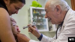 Kozma János gyermekorvos vizsgál egy gyereket hódmezővásárhelyi rendelőjében 2015. november 2-án (képünk illusztráció)