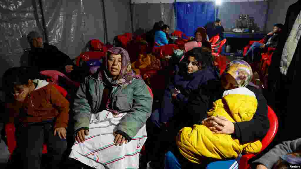 Osmaniyében nagyobb, közös sátrakban próbálják magukat melegen tartani a túlélők.