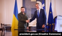 Президент України Володимир Зеленський і прем’єр-міністр Греції Кіріакос Міцотакіс (праворуч). Атени, 21 серпня 2023 року