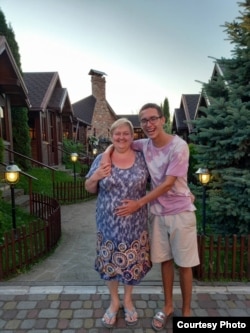 Володимир Рудаков з мамою. Фото з особистого архіву родини