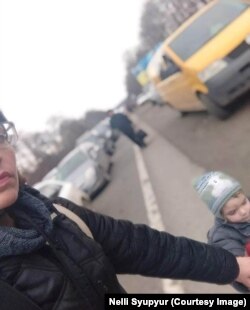 Nelli Syupyur i njen sin napuštaju Ukrajinu u februaru 2022.