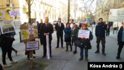 Lázár János és a demonstrálók