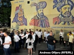 Simpatizanții AUR îmbrăcați în alb s-au strâns în fața sediului partidului.