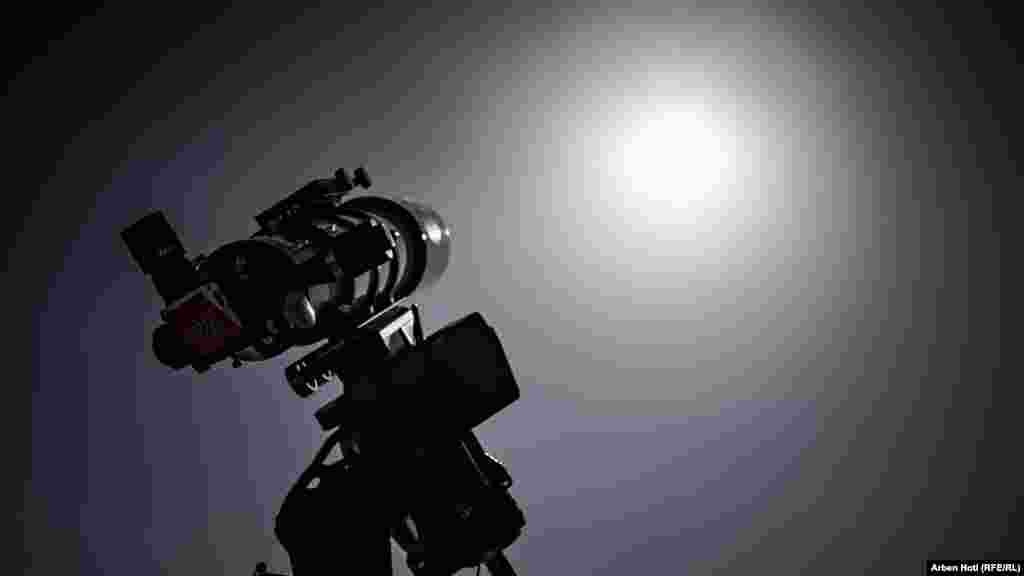 Според АОК, главниот телескоп и другата опрема што ќе се користи во опсерваторијата биле донирани од Селестрон, американска компанија за телескопи, како и од приватни донатори.