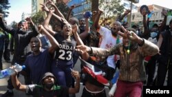 Reakcija demonstranata pošto je policija upotrebila suzavac kako bi ih rasterala u Najrobiju, Kenija, 25. juna 2024.