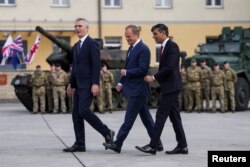 Uенеральний секретар НАТО Єнс Столтенберг, прем’єр-міністр Польщі Дональд Туск, прем’єр-міністр Великобританії Ріші Суна на базі Варшавської бронетанкової бригади. Польща, 23 квітня 2024 року