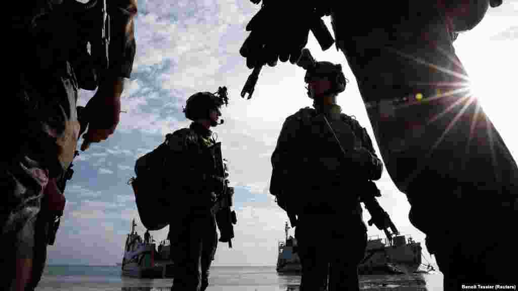 Jelisejska palata objavila je da će Macron 7. juna u Parizu primiti svog ukrajinskog kolegu Volodimira Zelenskog. Macron nije isključio slanje vojnika u Ukrajinu, unatoč protivljenju drugih zemalja NATO-a i oštrim kritikama Moskve, koja je upozorila protiv takvog poteza, tvrdeći da bi to dramatično eskaliralo sukob.