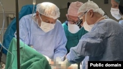 Боор алмаштыруу операциясы жүрүп жаткан учур. Бишкек. 10-июнь, 2024-жыл. Сүрөт Саламаттык сактоо министрлигиники.