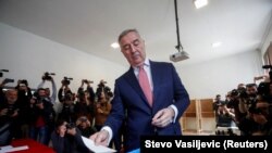 Milo Đukanović, predsjednik Crne Gore glasa na biračkom mjestu na predsjedničkim izborima u Podgorici, Crna Gora, 19. marta 2023.
