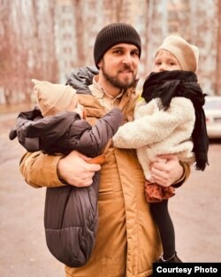 Сергій Гайдаржи разом зі своїми дітьми. Фото з особистого архіву родини