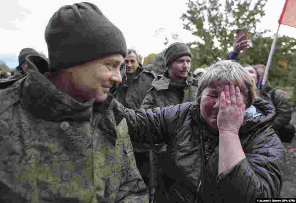 O mamă își salută fiul, un luptător pentru un grup separatist susținut de Rusia, care își spune &bdquo;Republica Populară Donețk&rdquo;, eliberat în cadrul unui schimb de prizonieri de război cu forțele ucrainene în localitatea Novoazovsk, regiunea Donețk din Ucraina, pe 21 octombrie 2022.&nbsp;