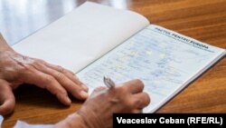 Semnarea „Pactului pentru Europa” de către unul dintre participanții la evenimentul din 5 iunie