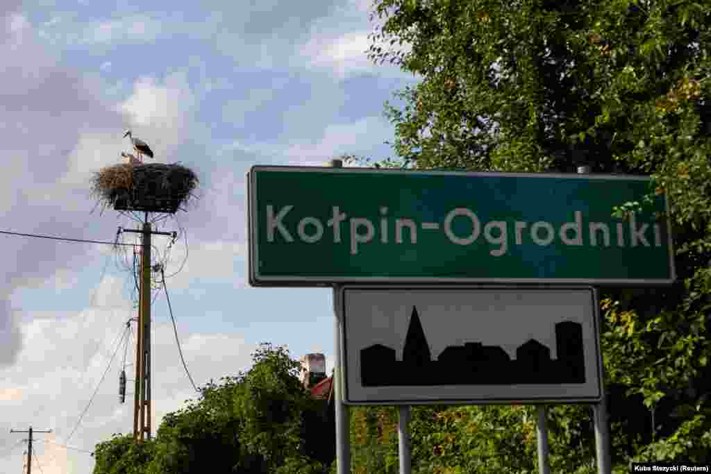 Banorë të tjerë të fshatit polak pohuan se kishin dëgjuar helikopterë që fluturonin kohët e fundit mbi terren pranë kufirit me Bjellorusinë. Që nga viti 1999, Polonia është pjesë e NATO-s.