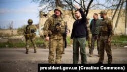 Predsednik Ukrajine Volodimir Zelenski u poseti ukrajinskim vojnicima na isturenim pozicijama u regionu Donjeck, Avdijivki, 18. april 2023.