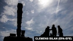 Українські військові тренуються на танку під наглядом інструкторів Німеччини та Данії. Клітц, травень 2023 року