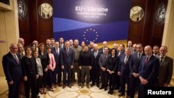 Външните министри на ЕС на срещата в Киев заедно с украинския президент Володимир Зеленски