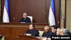 Пленум Верховного Суда. Председательствующий – глава Верховного суда Бахтиёр Исламов.