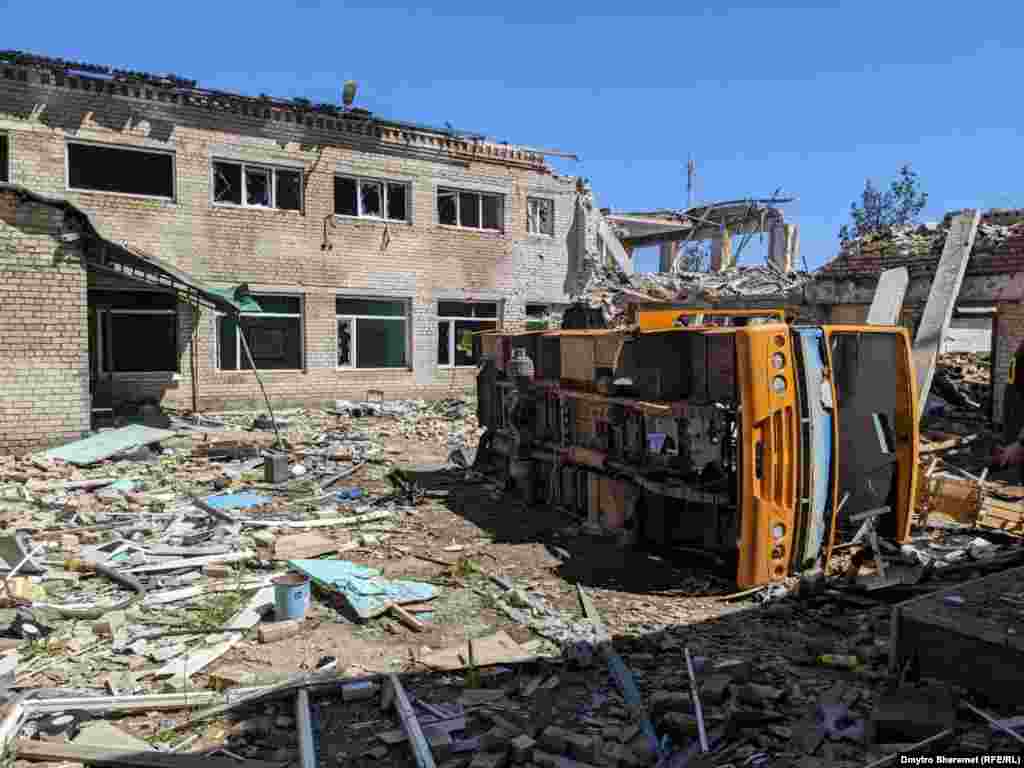 Внутрішнє подвір&#39;я, де раніше вирувало шкільне життя, тепер має апокаліптичний вигляд