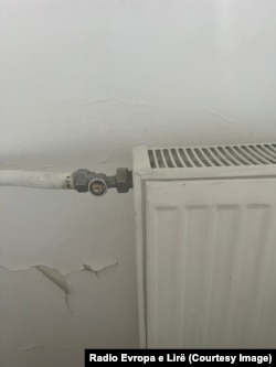 Radijator kome nedostaje mehanizam za podešavanje temperature.