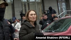 Асел Оторбаева 24.kg агенттигине тинтүү жүргүзүлгөндөн кийин, УКМКга суракка бараткан кези. Январь, 2024-жыл