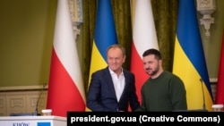 Tusk lengyel kormányfő és Zelenszkij ukrán elnök kézfogása Kijevben 2024. január 22-én