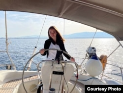 Xenia la cârma vasului Oikumena.