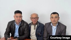 Өндүрүш Токтонасыров (ортодо) адвокаттары Жаныш Бараков (солдо) жана Агзам Дүйшөналиев менен. 2-ноябрь, 2023-жыл