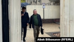 Шайлообек Атазов на выходе из здания ГКНБ, Бишкек, 9 ноября 2023 г.